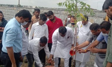 विधायक श्री मारू ने मनासा में किया टीकाकरण अभियान का शुभारंभ कोविड केयर सेंटर पर 102 पौधे रौपे