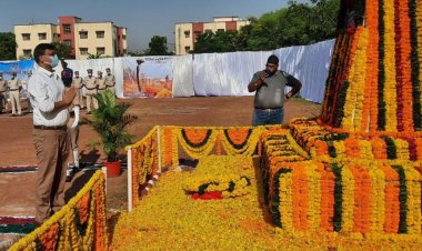 पुलिस लाईन में मनाया गया पुलिस स्मृति दिवस समारोह  कलेक्‍टर एवं एस.पी. द्वारा श्रृद्धा सुमन अर्पित