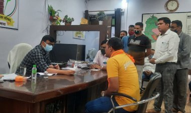 दैनिक वेतन भोगी कर्मचारियों को समयपर वेतन का भुगतान करें-श्री अग्रवाल कलेक्रव ने न.पा.कार्यालय में की जनसुनवाई