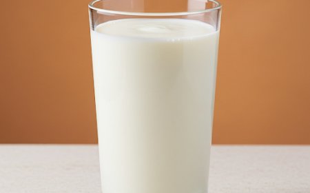 दूध: एक संपूर्ण पोषण युक्त पेय (Milk: The All-in-One Nutrient Drink)