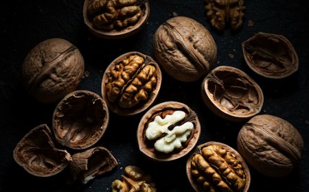 अखरोट: दिमाग़ और त्वचा दोनों का दोस्त (Walnuts: Brain and Skin Benefits Together)