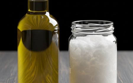 नारियल तेल बनाम ऑलिव ऑयल: कौन है ज़्यादा सेहतमंद? (Coconut Oil vs. Olive Oil: Which Is Healthier?)