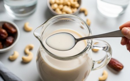 10 मिनट में घर पर बनाएं हेल्दी नट मिल्क (How to Make Homemade Nut Milk in 10 Minutes)