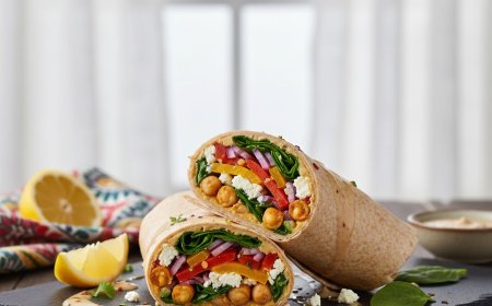 चना और रोस्टेड पेपर रैप कैसे बनाएं (How to Make a Chickpea and Roasted Pepper Wrap)