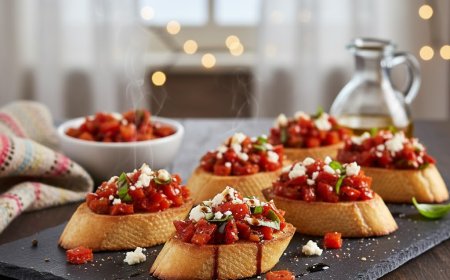 रोस्टेड रेड पेपर क्रोस्टिनी कैसे बनाएं (How to Make a Roasted Red Pepper Crostini)