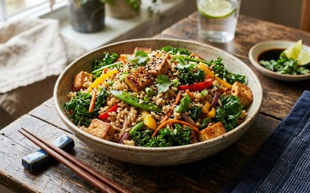 ब्राउन राइस और केल स्टिर फ्राय कैसे बनाएं (How to Make a Brown Rice and Kale Stir Fry)