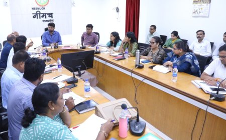 प्रधानमंत्री बीमा योजनाओं और अटल पेंशन योजना का हितग्राहियों को लाभ दिलाए-श्री चंद्रा  50 दिवस से अधिक की सीएम हेल्‍पलाईन प्राथमिकता से निराकृत करें-कलेक्‍टर  समय सीमा पत्रों के निराकरण की समीक्षा बैठक में कलेक्‍टर ने दिए निर्देश