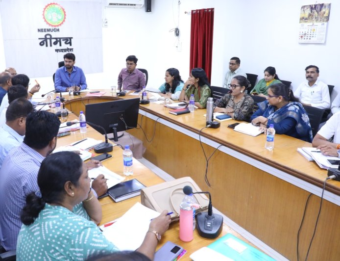 प्रधानमंत्री बीमा योजनाओं और अटल पेंशन योजना का हितग्राहियों को लाभ दिलाए-श्री चंद्रा  50 दिवस से अधिक की सीएम हेल्‍पलाईन प्राथमिकता से निराकृत करें-कलेक्‍टर  समय सीमा पत्रों के निराकरण की समीक्षा बैठक में कलेक्‍टर ने दिए निर्देश